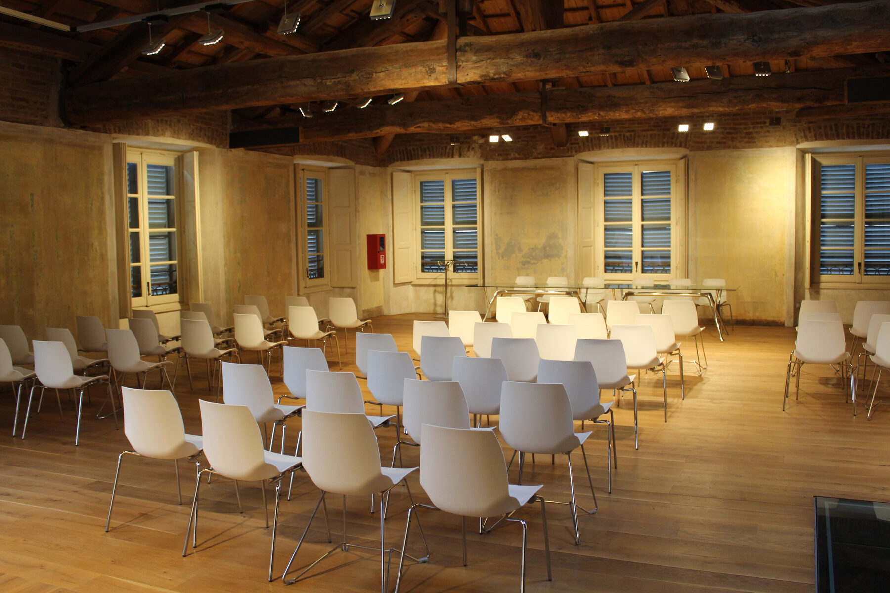 Sala de reunião preparada para revisão executiva de compliance.